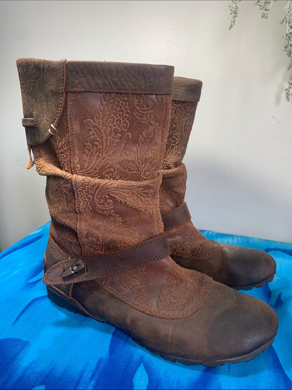 Merrell Brown Women's Embossed Mid-Calf Boots size 8